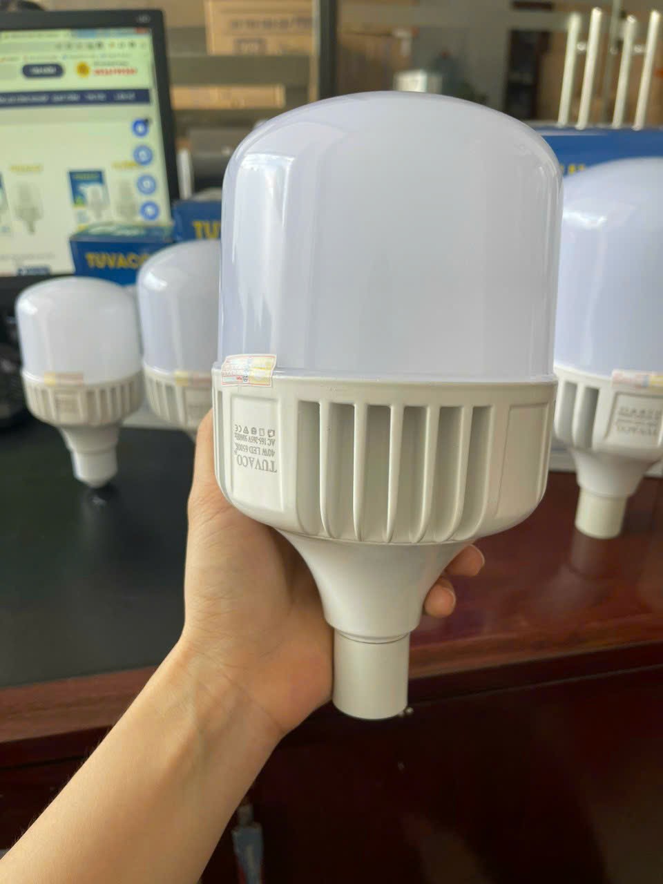Khám phá quy trình sản xuất đèn led búp trụ chất lượng tại Tuvaco